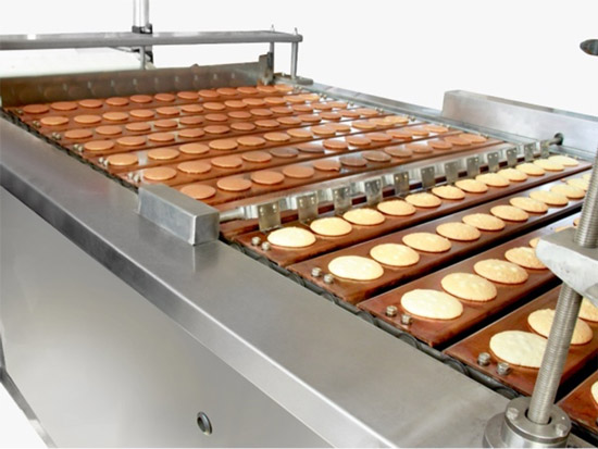 Dorayaki çevirme ünitesi & konveyör